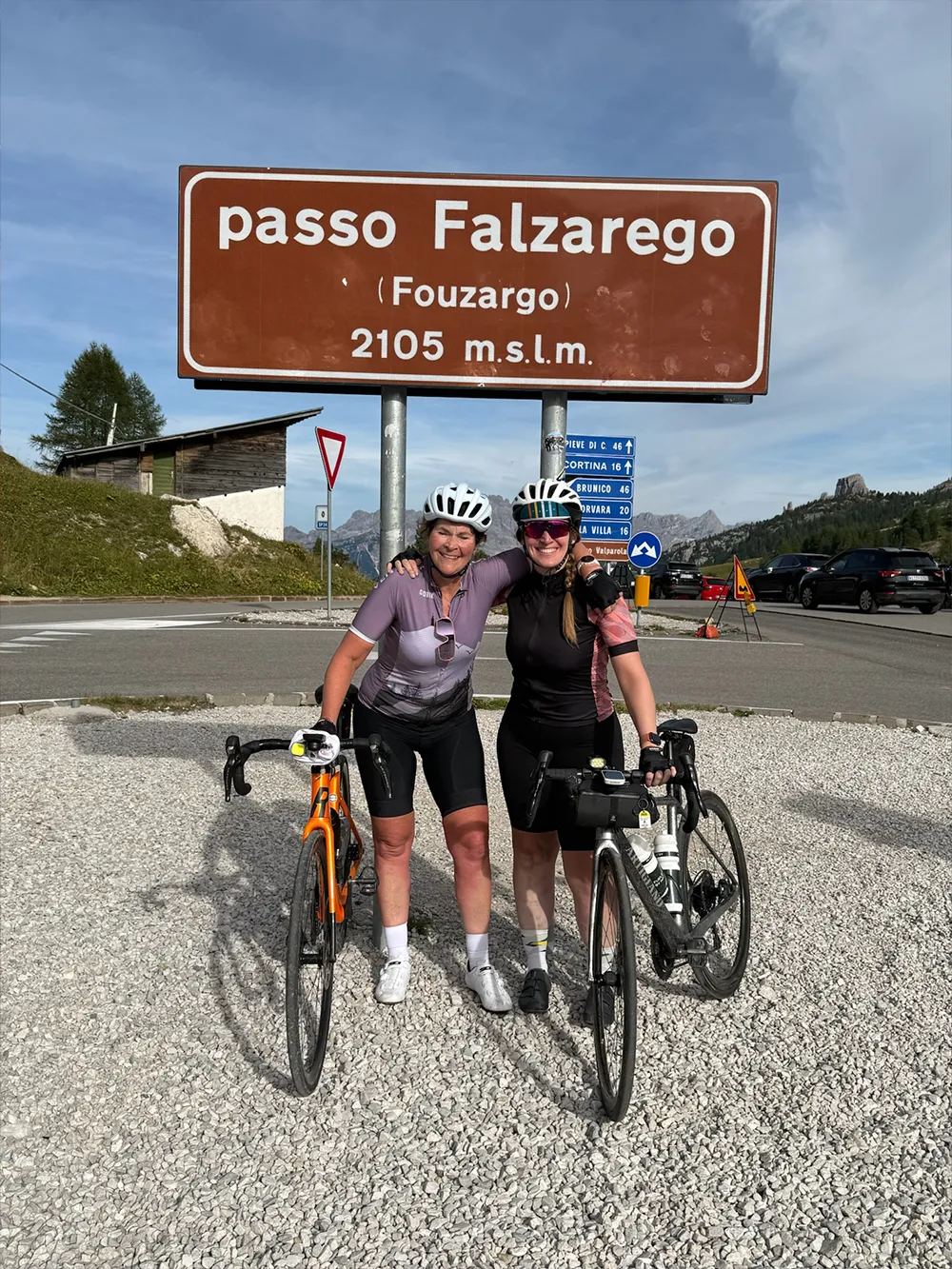 Twee fietsers van Rudi Rides bovenop de Passo Falzarego