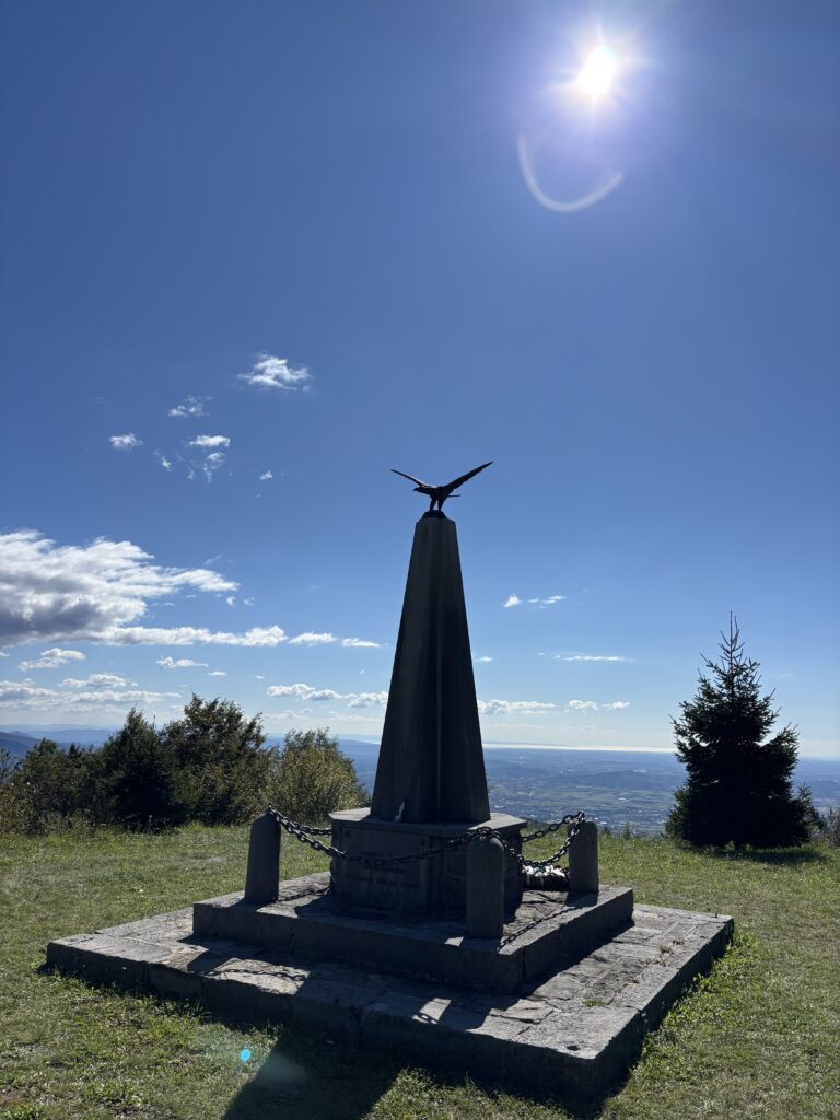 Monument met roofvogel bovenop pas tussen Italië en Slovenie