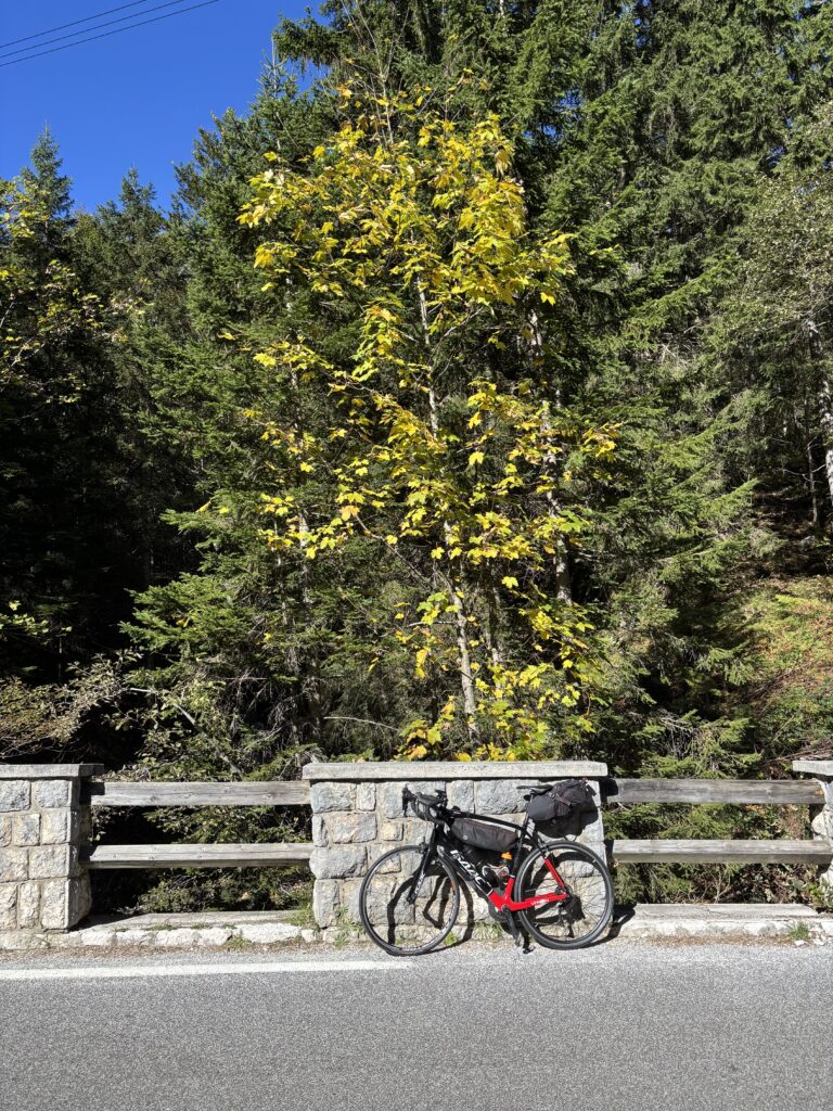 Fiets met bikepack op de beklimming van de Vrsic pas in Triglav Slovenie