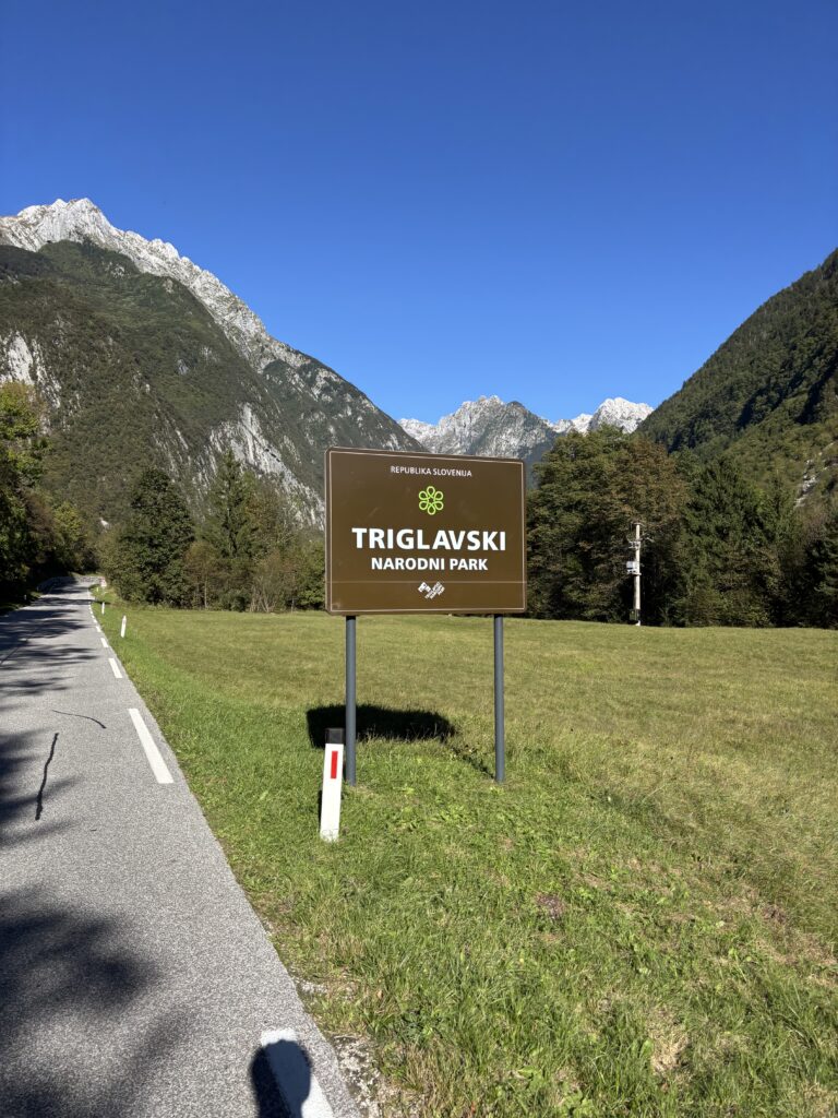 Ingang Triglav Nationaal park bord langs de weg