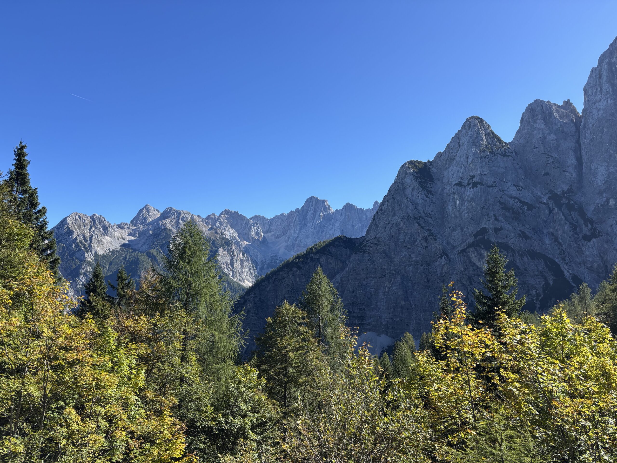 Triglav gebergte in de zon vanaf de Vrsic pas