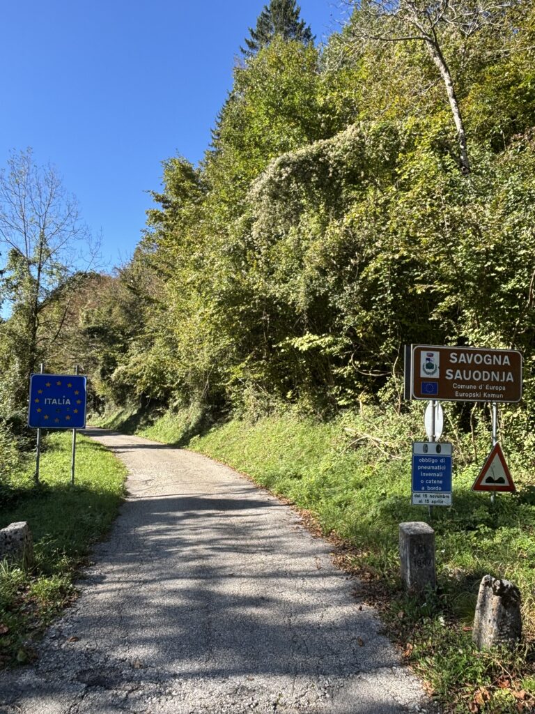Verlaten grensovergang tussen Slovenië en Italië dichtbij Livek