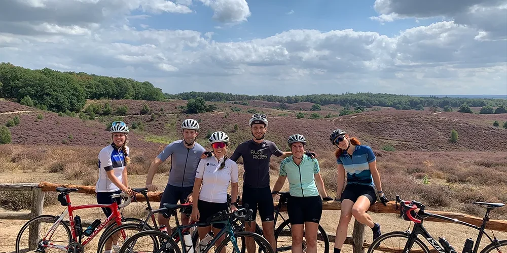 16.-Rutger-van-Rudi-Rides-op-posbank-met-groep-fietsers.webp