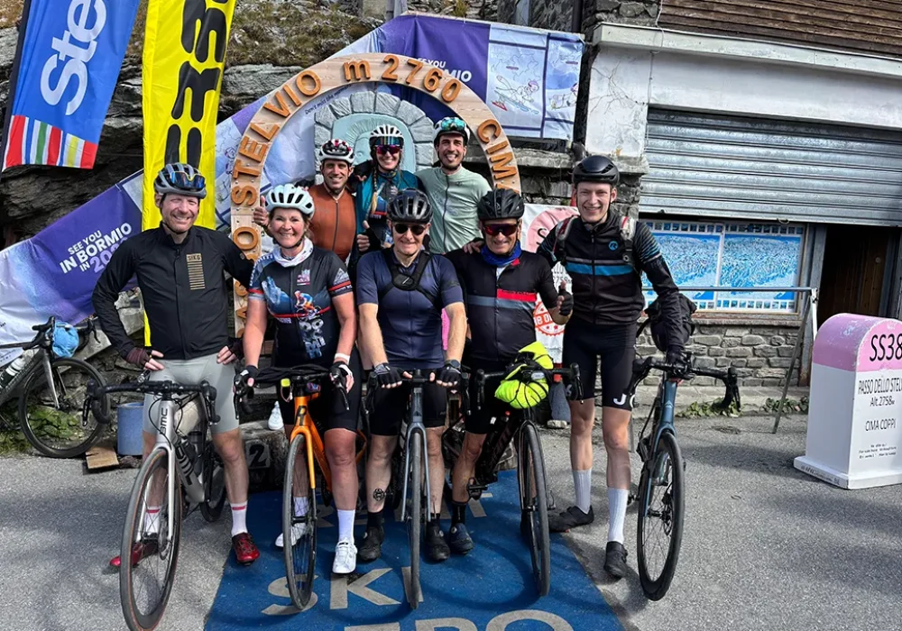 31.-Groep-wielrenners-Rudi-Rides-bovenop-de-Stelvio-Cima-Coppi.webp