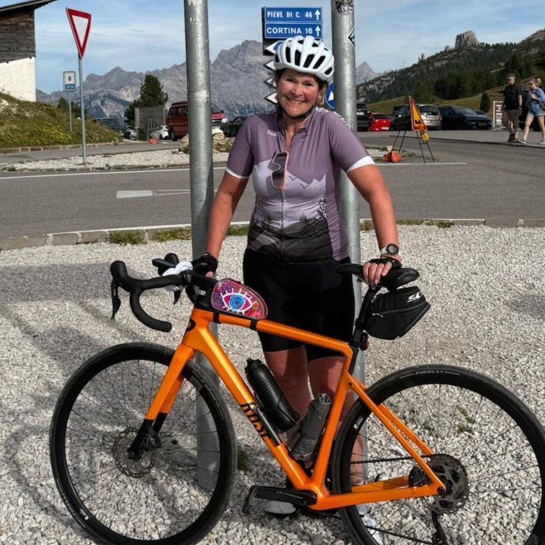Jolanda op de fiets bij Passo Falzarego